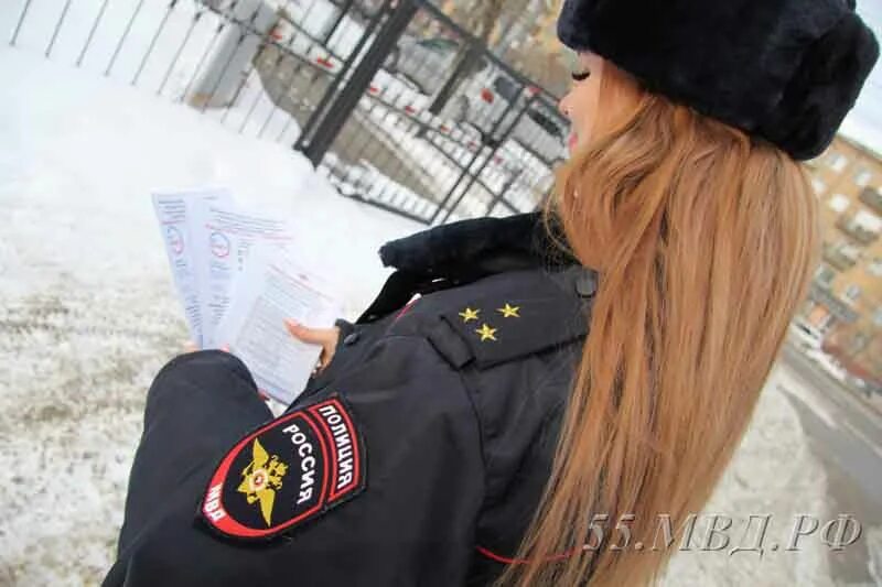 Управление по вопросам миграции фото. Управление по вопросам миграции Омск. Сотрудник отдела по вопросам миграции. Управление по вопросам миграции УМВД России по Омской области. Отдел по раздаче.