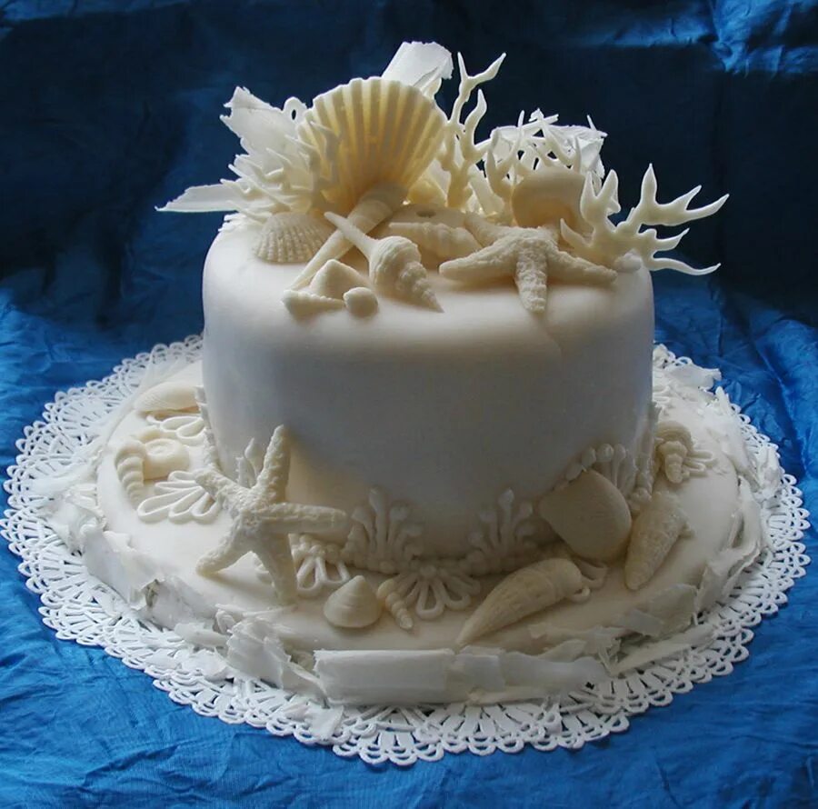 Торт с ракушками. Торт морская тематика. Свадебный торт в морском стиле. Торт с дракошкамт.