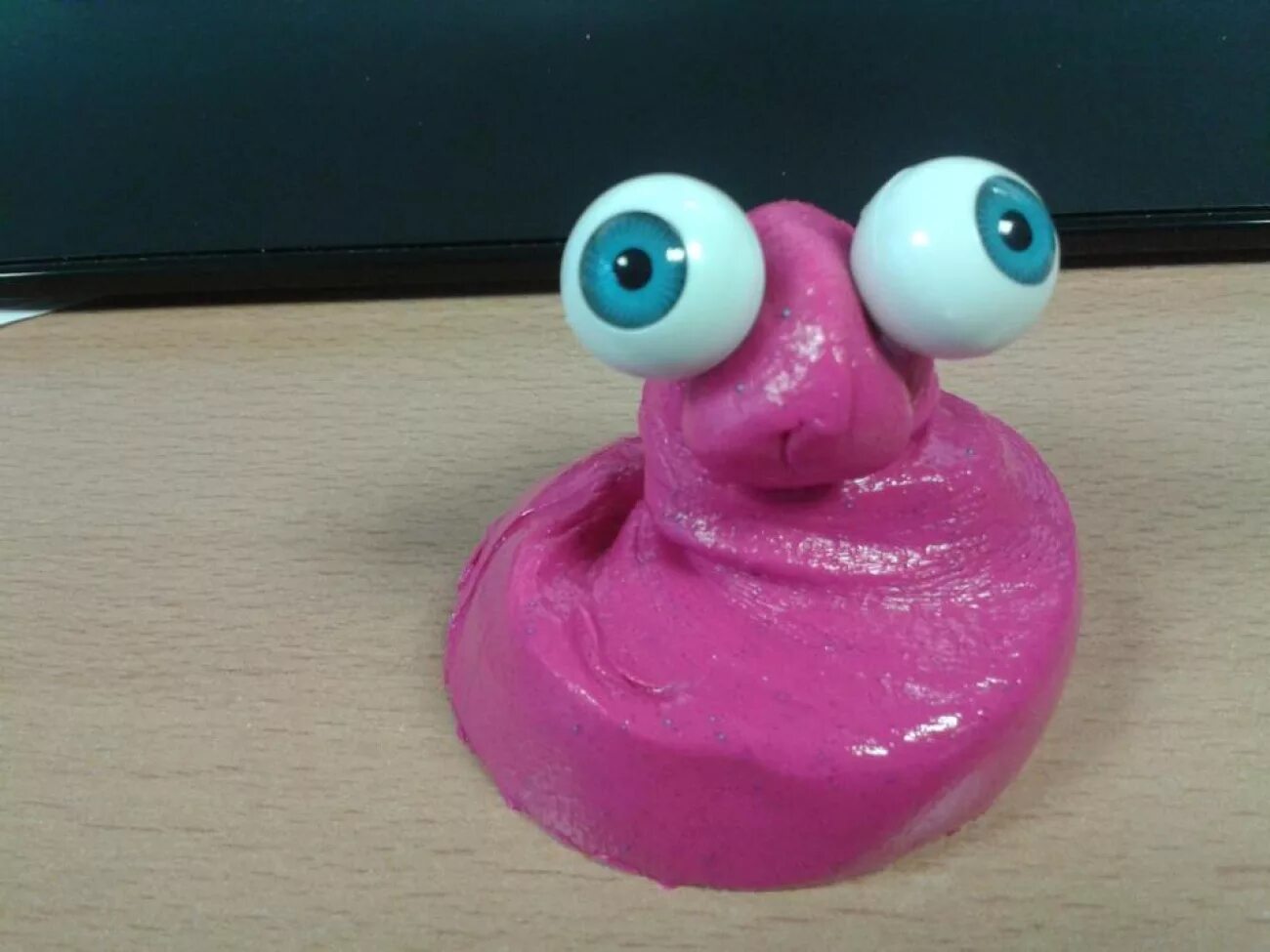 Смешные поделки из пластилина. Пластилиновые фигурки для детей. Что прикольное можно слепить. Монстрики из пластилина. Прикольные пластилиновые фигурки.