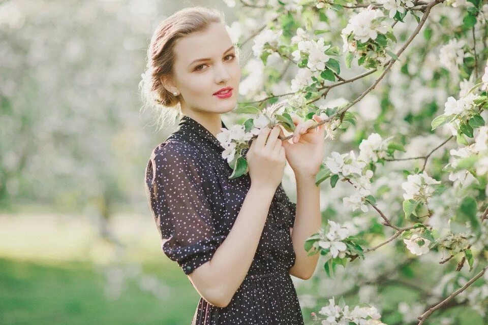 Фотосессия в цвету. Фотосет в яблонях цветущих. Фотосессия девушек в цветущем саду. Фотосъемка в яблоневом саду. Фотосессия в яблоневом цвету.