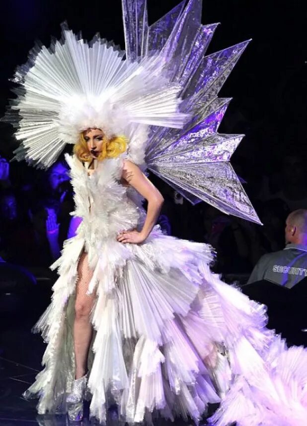 Леди гага костюмы. Леди Гага странные Наряды. Сценические костюмы леди Гага. Странные костюмы леди Гаги.