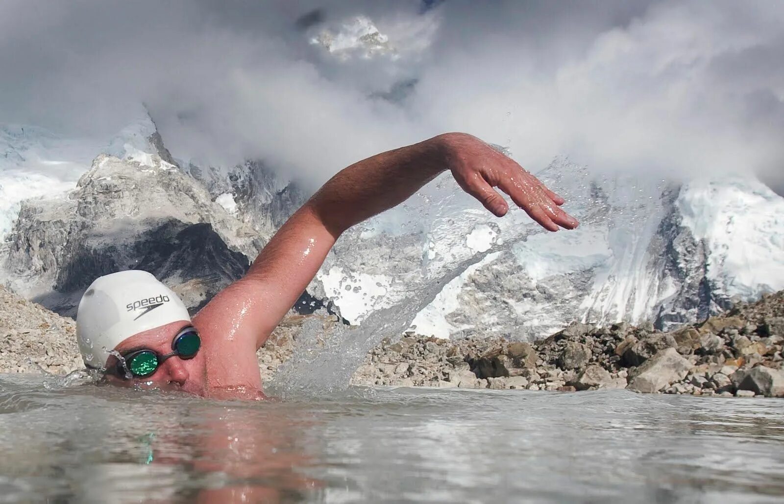 Люди купаются в воде. Плавание в ледяной воде. Купается в ледяной воде. Купание во сне