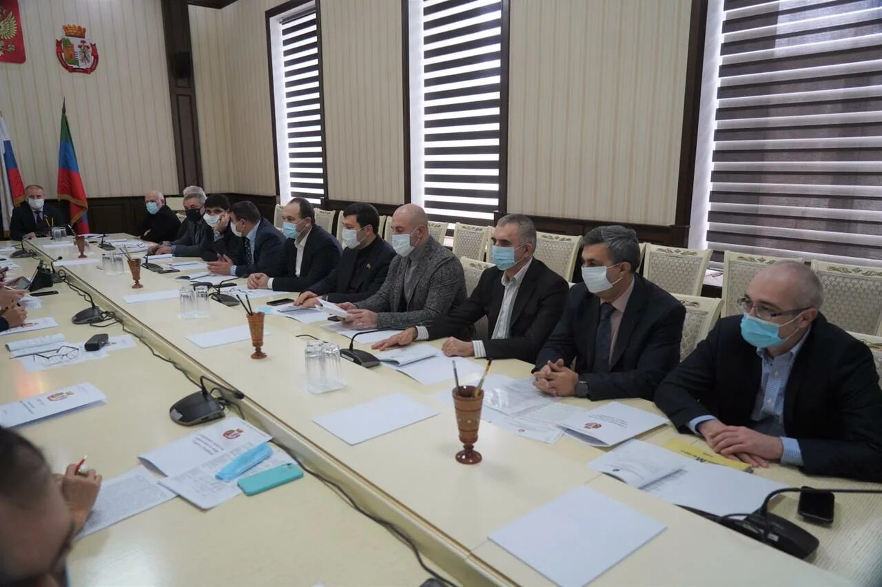 заседание собрания депутатов городского округа город дербент. депутаты дербента. собрание депутатов городского округа город дербент. сурхаев мугутдин ризванович. эмиргамзаев даир гасанович депутат го г.