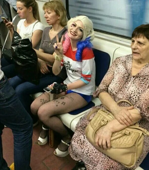 Смешные люди в метро. Чопорные англичане фото. Чудаки женщины. Чудаки женщины. Самая чопорная нация.