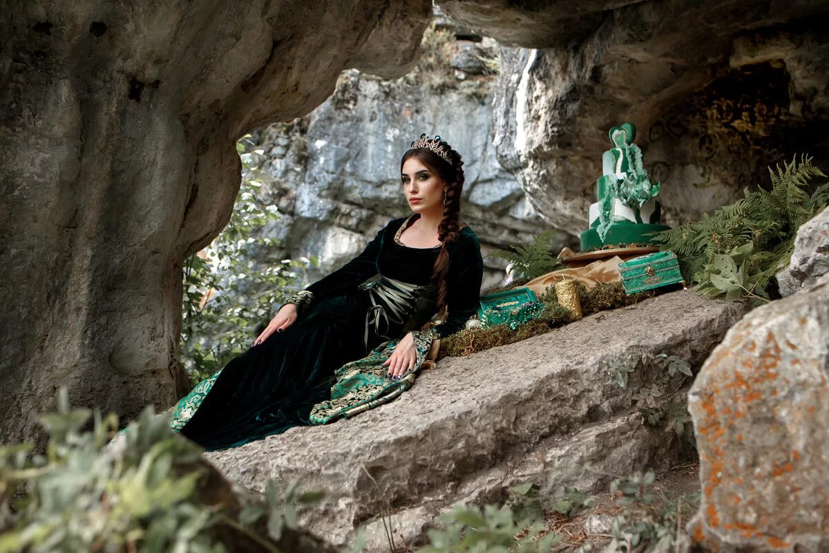 малахитовая шкатулка хозяйка медной горы. жизнь хозяйки медной горы. хранительница горы хозяйка медной. царевна медной горы. малахитница медной горы хозяйка.