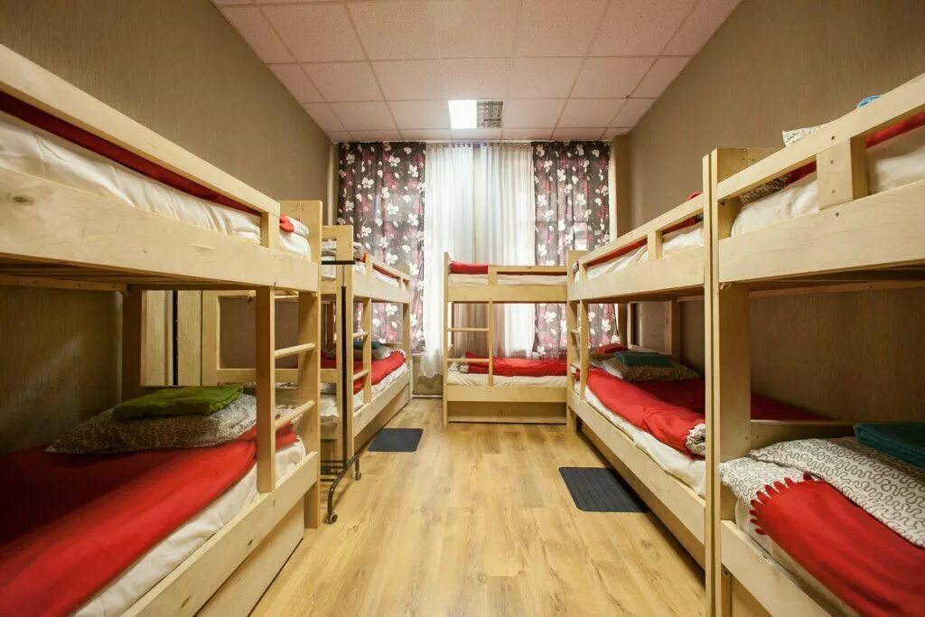 Сколько общежитий в москве. Общая комната в хостеле. Общий зал хостела. Общий зал хостел фэнтези. Койко-место это в гостинице.