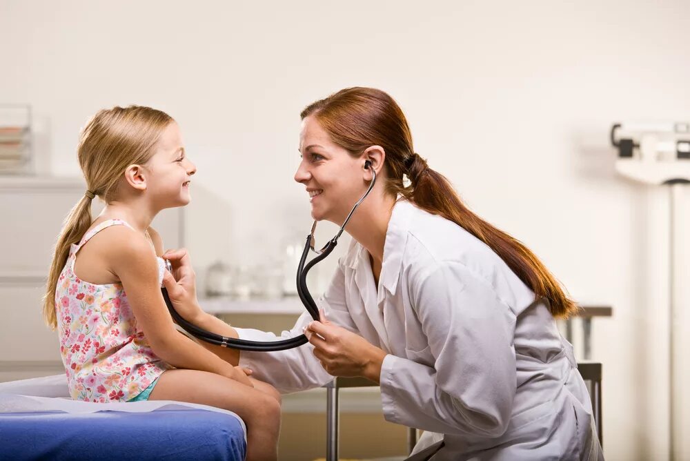 Ребенок на приеме у врача. Врач осматривает ребенка. Прием педиатра. Врач и ребенок. Exam doctor