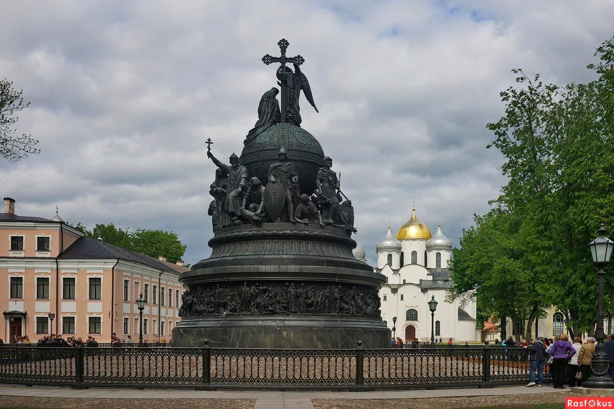 Санкт петербург уникальные памятники россии. Великий Новгород памятник 1000 летия России. Памятник 1000 Руси в Великом Новгороде. Памятник 1000 летию Великий Новгород. Памятник тысячелетие России Великий Новгород.