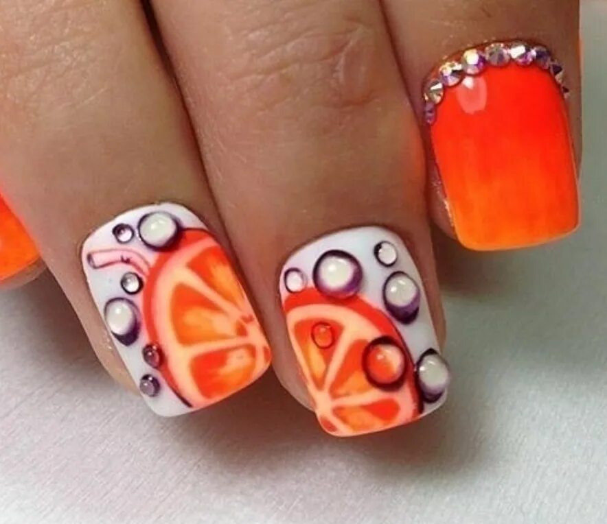 Яркие ногти с рисунком. Яркие оранжевые ногти. Ногти яркие оранжевые летние. Ярко оранжевые ногти. Яркий оранжевый маникюр на короткие ногти.
