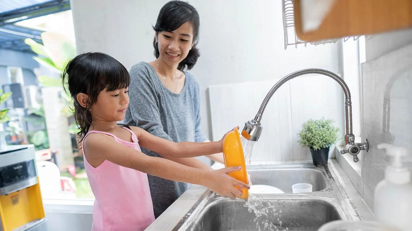 They are the dishes now. Which of the following is a well-known british food. Ребенок моет посуду. Wash the dishes kids. They are the dishes now.