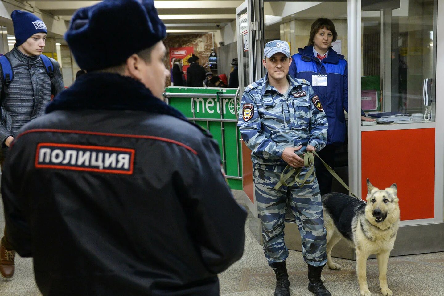 Метрополитен спб инспектор транспортной безопасности. Полиция метрополитена Новосибирск. Полиция в метро. Полицейский в метро. Служба безопасности метрополитена.