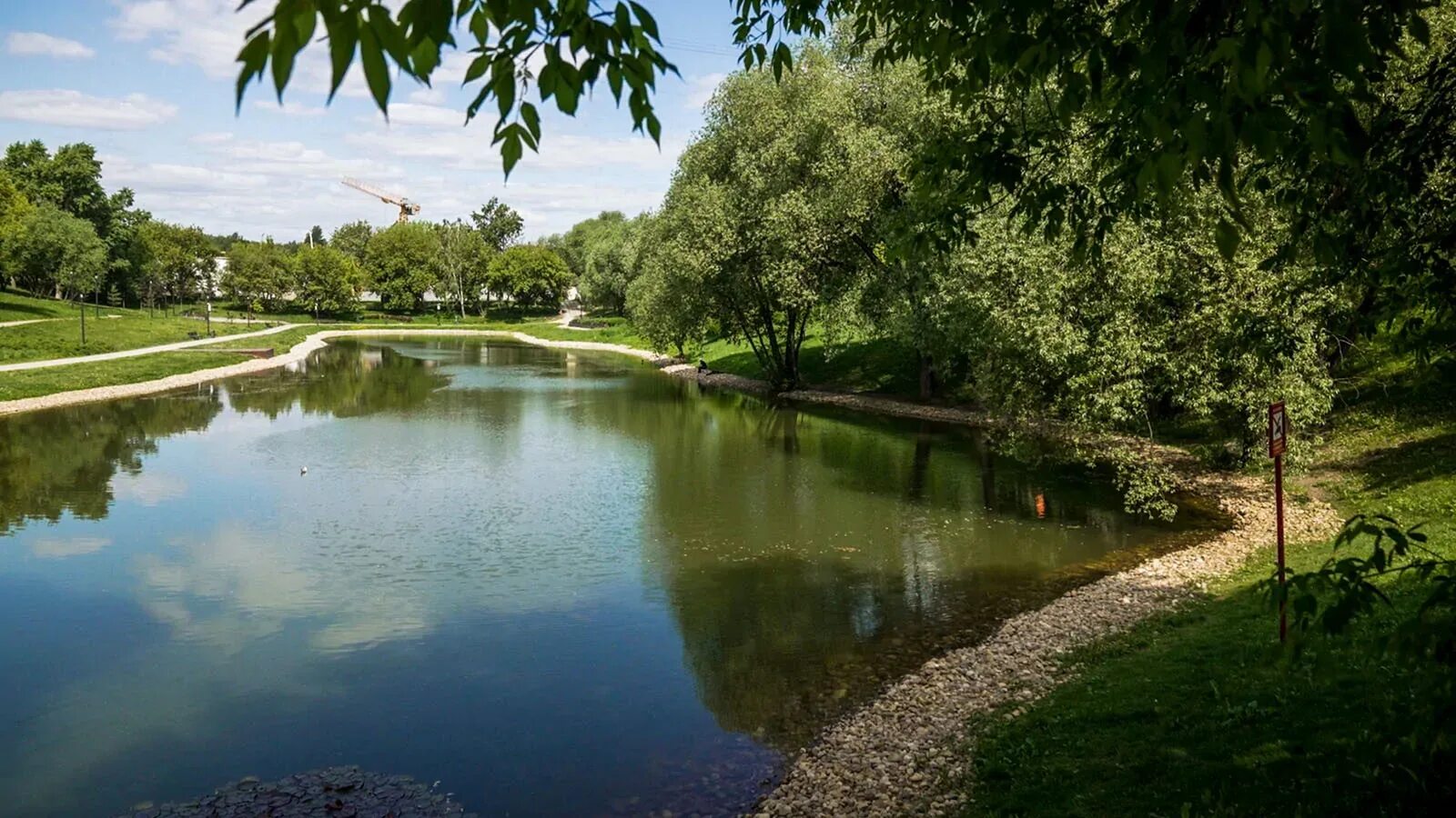 Пруд декоративный пластиковый. Дренажный прудик на даче. Искусственное озеро на участке. Порядок пруды. Порядок пруды.