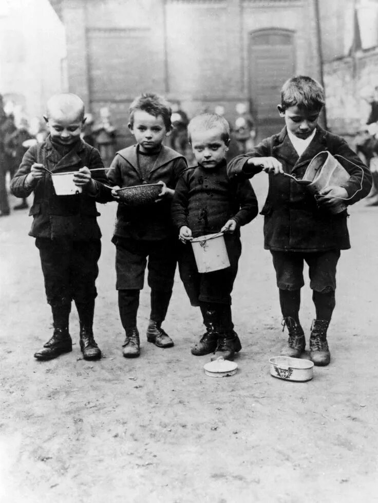 Немецкие дети в россии. Берлин 1945 немецкий ребёнок. Советские солдаты кормят немецких детей в Берлине. Германия 1945 немцы дети.