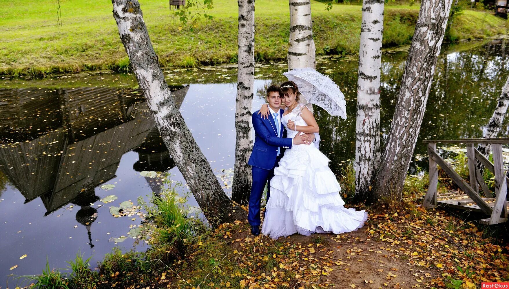 Молодожены руденко. Свадебные фотографии жениха и невесты. Анна руденко. Молодожены в парке. Красивая свадьба.