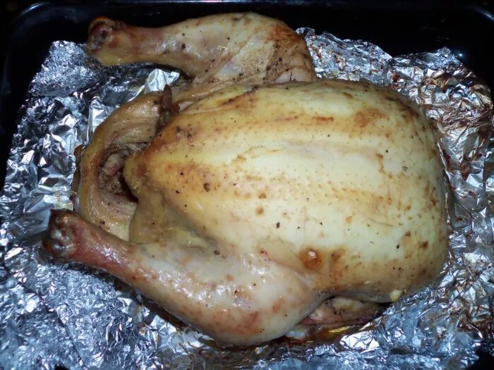 Курица в фольге в духовке. Курица в духовке целиком. Вкусная курица в духовке целиком. Курица запеченная в фольге.