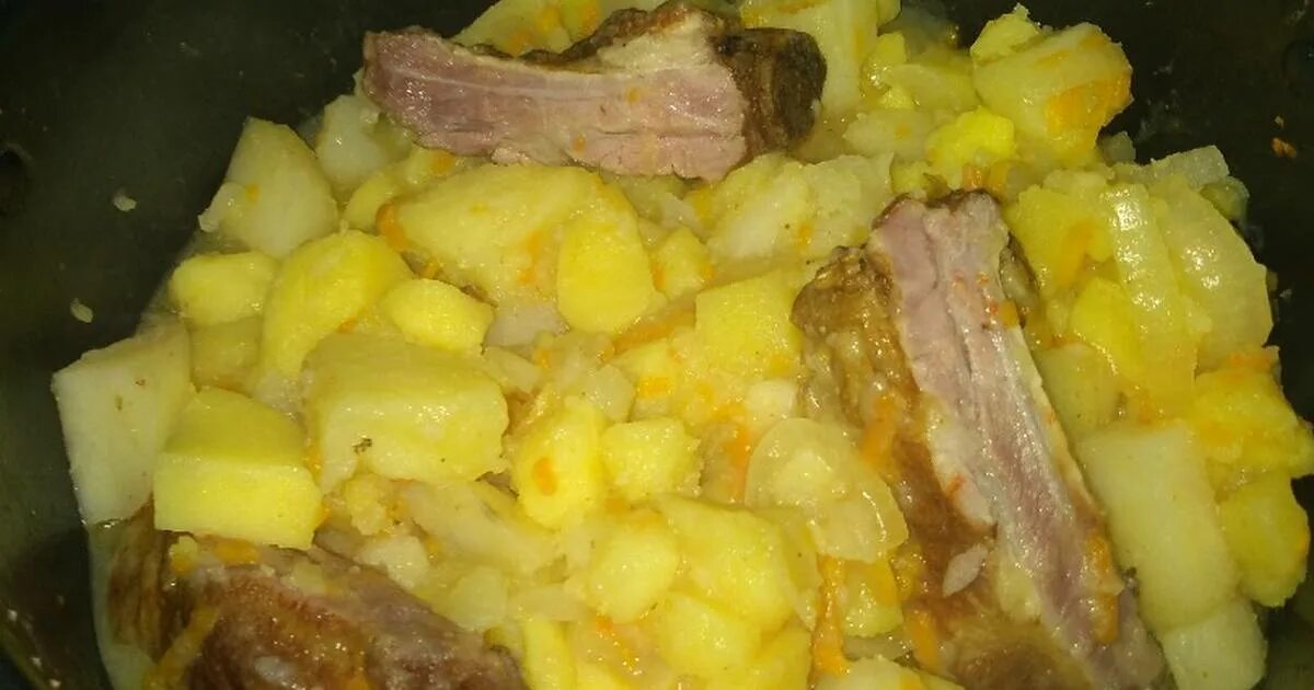 тушеная картошка с копчеными ребрами. тушеная картошка с копчеными ребрами. тушеная картошка с копчеными ребрами. ребра тушеные с картошкой. картофель с копчеными ребрышками тушеный в кастрюле.