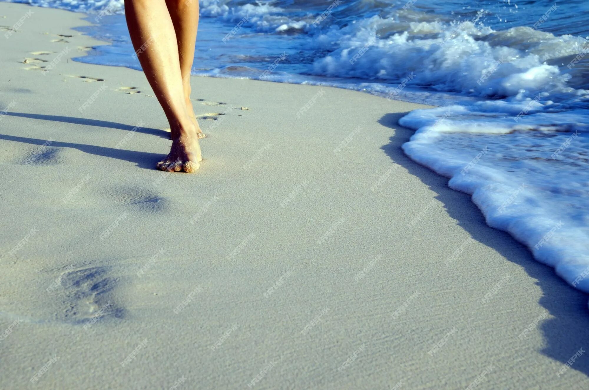 Следы в виде воды. Следы на пляже. Следы на песке. Песок без следов. Вода смывает следы.
