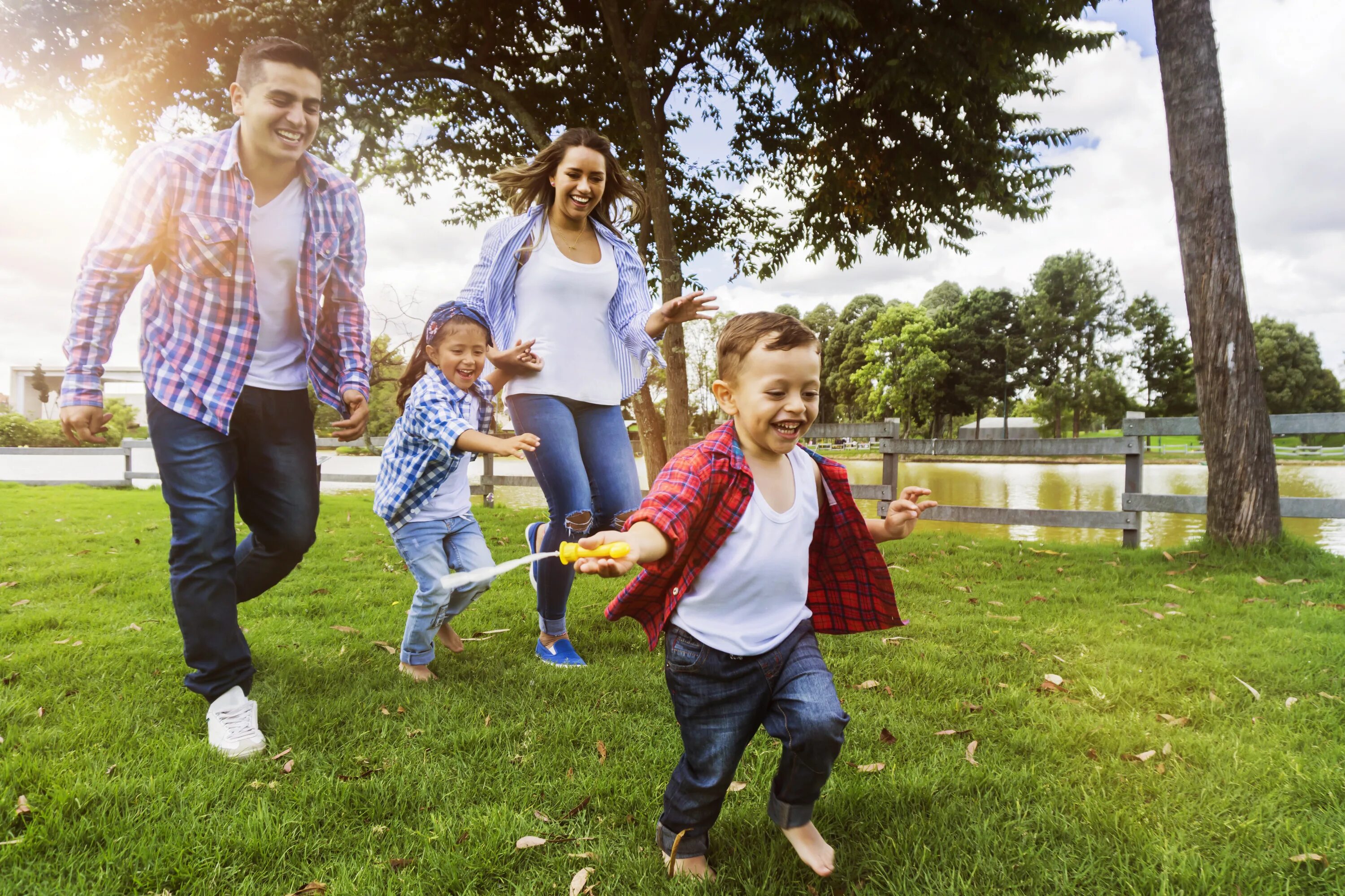 Фотосессия пикник семья. Family in the park. Футбола счастливая семья. Семья взрослые дети. Семья в парке.
