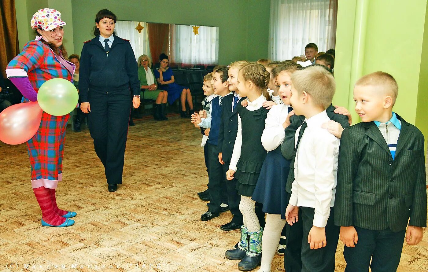 Дети начальной школы. Первоклассники в классе. Первоклассники. Игры для первоклассников. Школьник с телефоном на уроке.