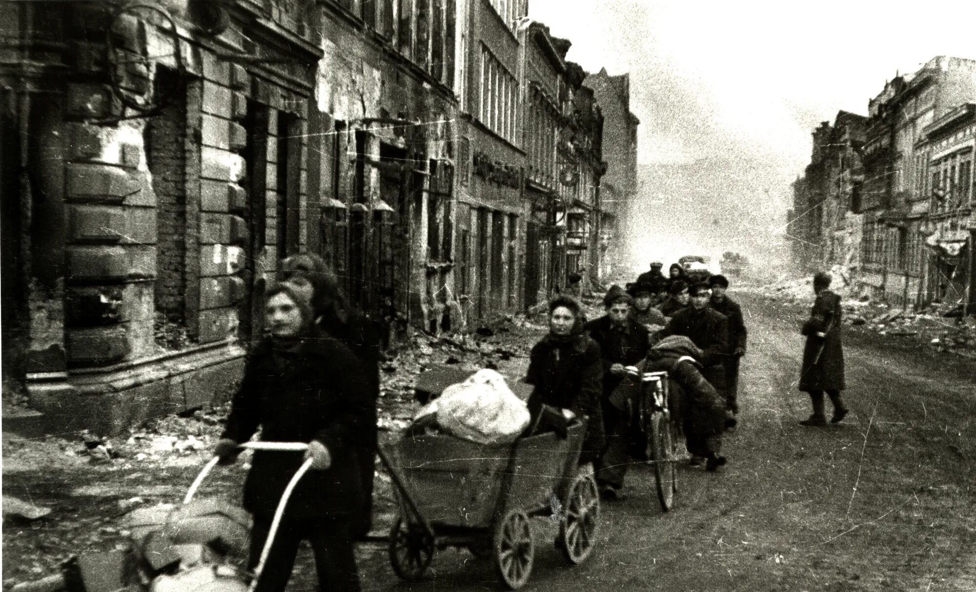 Берлин 1945 мирные жители. Берлин после войны 1945. Сбежать в германию