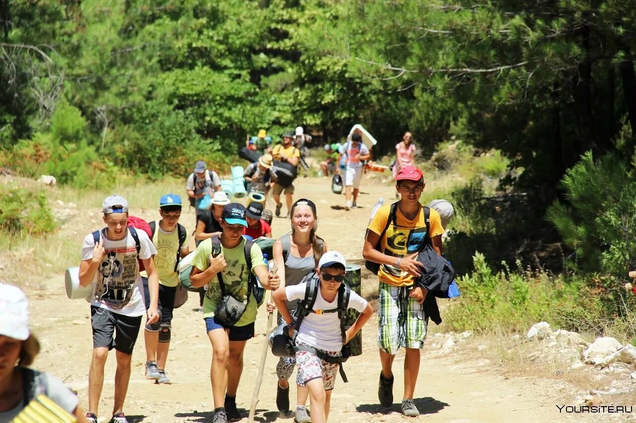 Tourist camp. Лагерь туристов. Летний туристический лагерь для подростков. Детский туристический лагерь. Лагерь Солнечный остров.