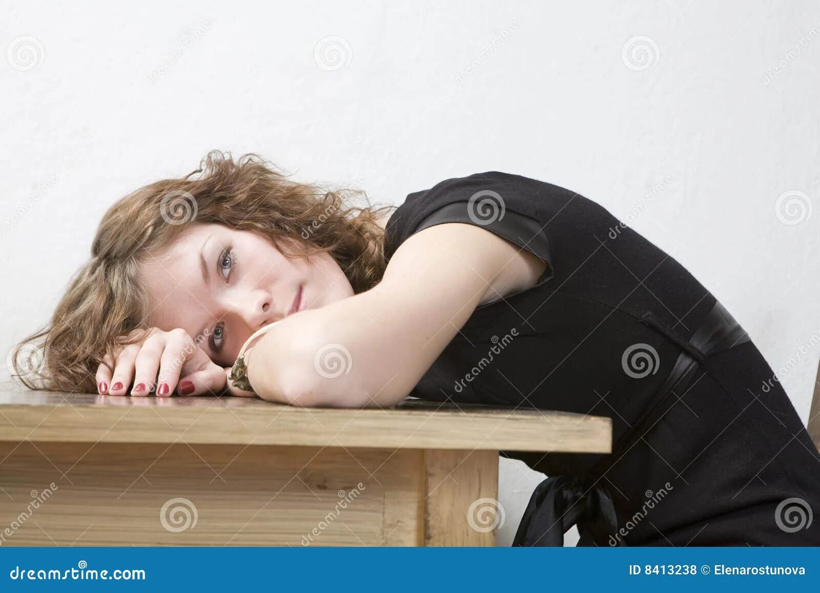 Положил на стол и вошел. Девушка лежит на столе головой. Человек лежит на столе. Девушка положила голову на стол. Головой об стол.