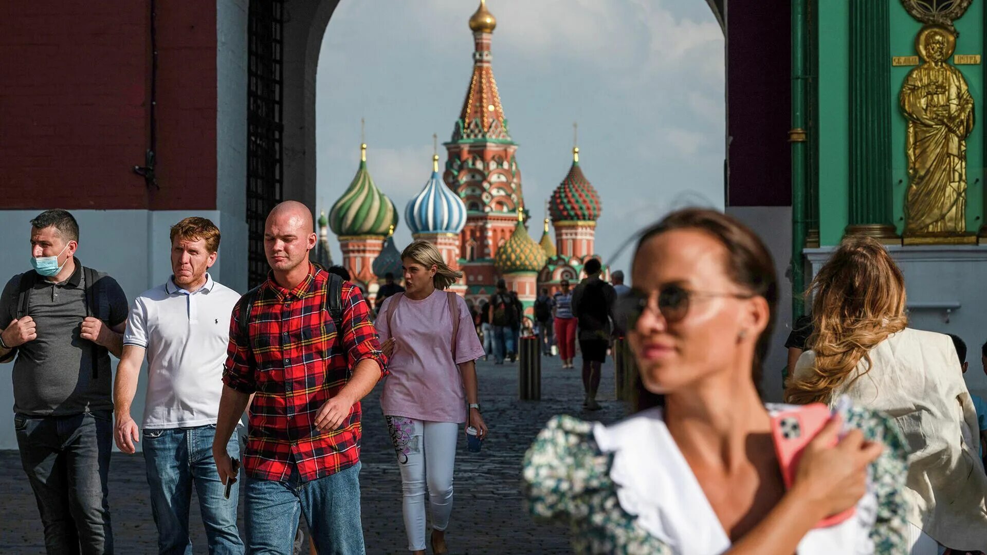 Группу риа новости. Москва люди. Россияне на красной площади. Красная площадь Москва 2022.