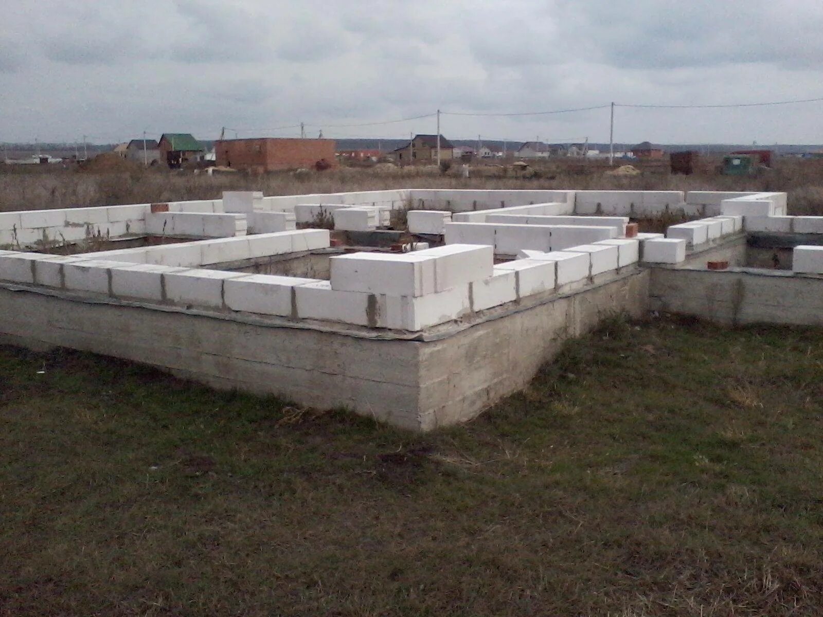 Фундамент под газобетон 1 этаж винтовые сваи. Фундамент под газобетон. Фундамент под дом из газобетона. Фундамент для дома из газобетона. Фундамент под газоблок.