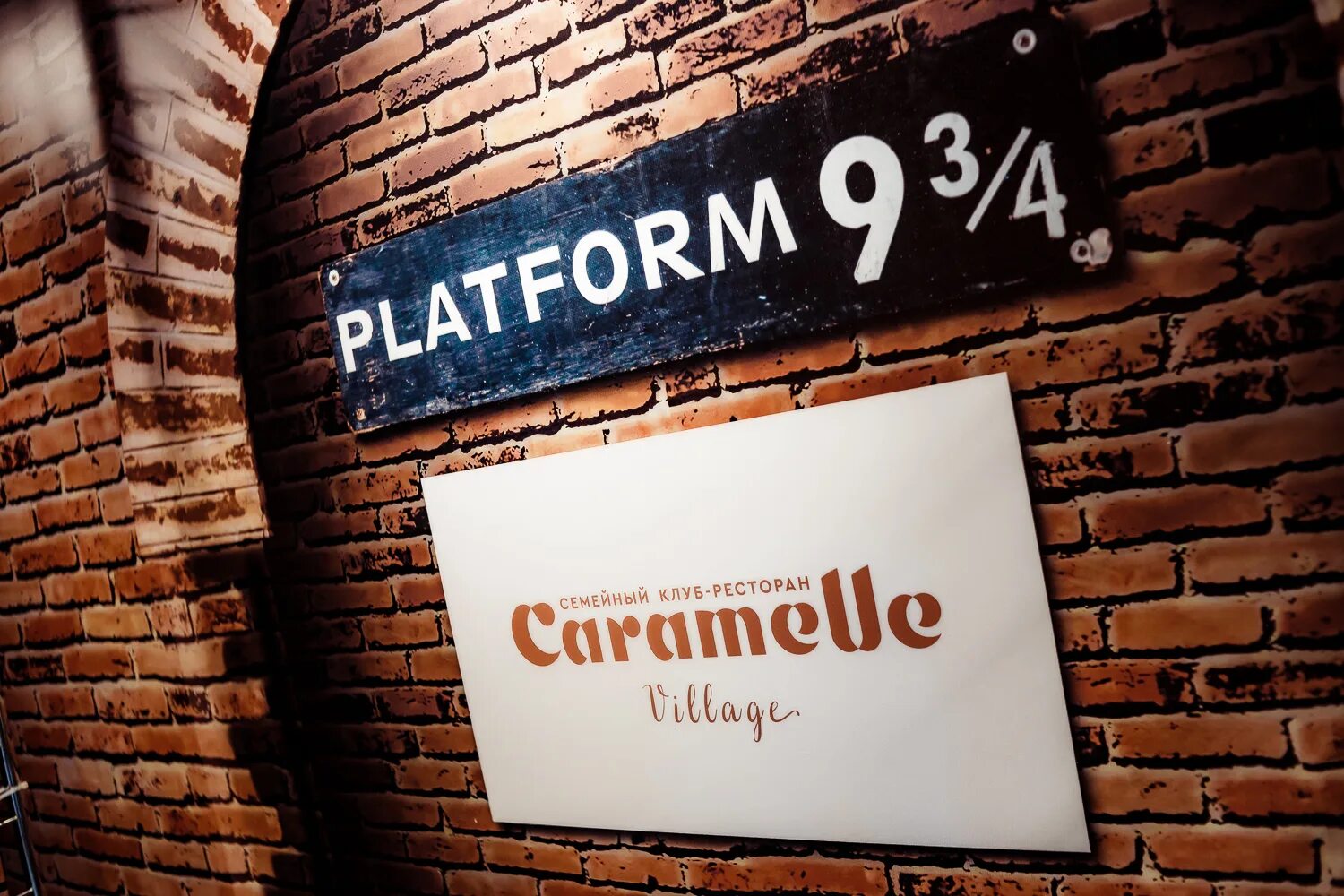 Карамель афиша. Caramelle Village новая Рига. Ресторан клуб caramelle Village. Карамель Виладж. Кафе карамель новая Рига.