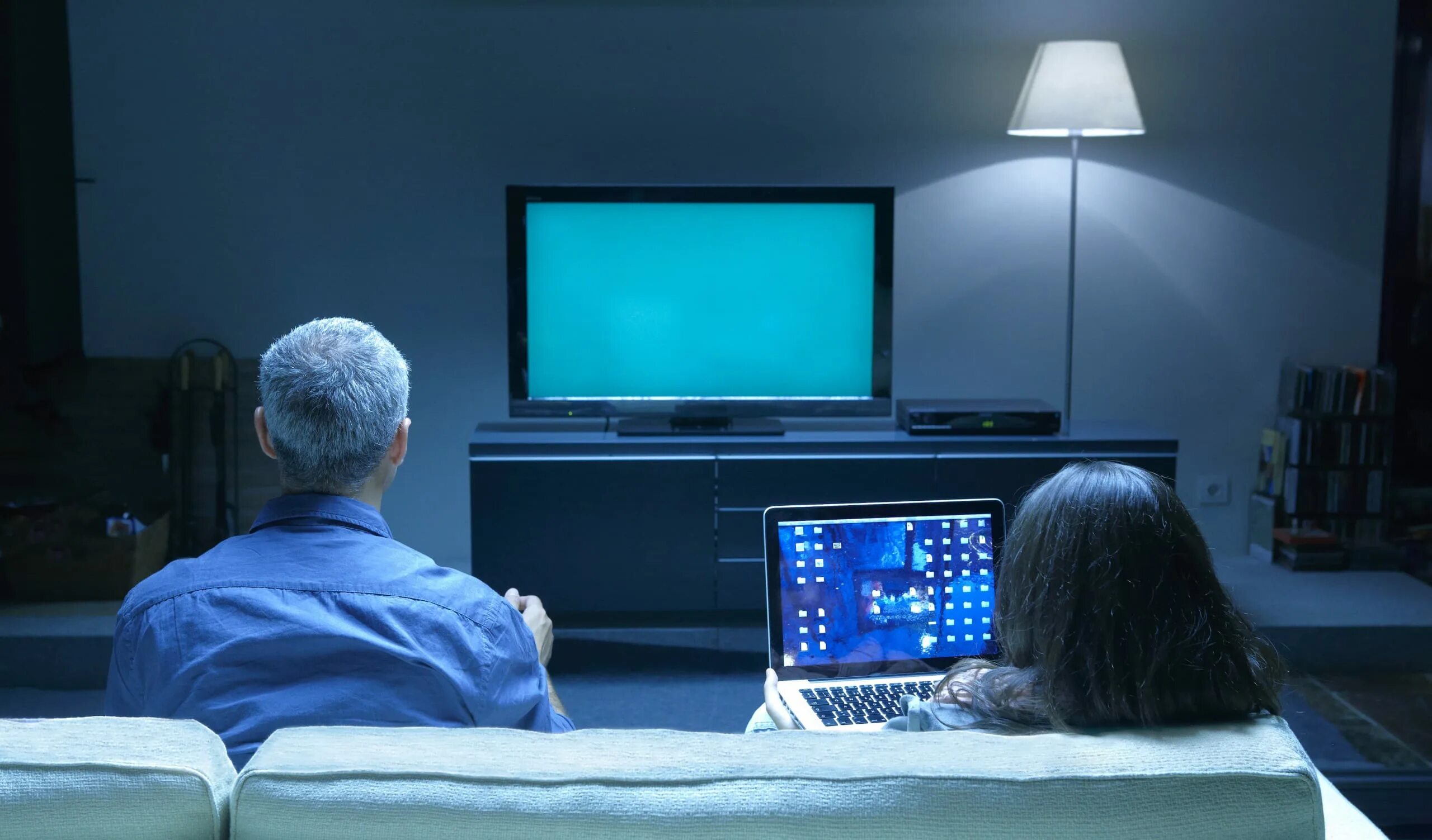 Качество интернет канала. Человек перед телевизором. Телевидение и компьютеры. Телевизионный компьютер. Люди смотрят ТВ.