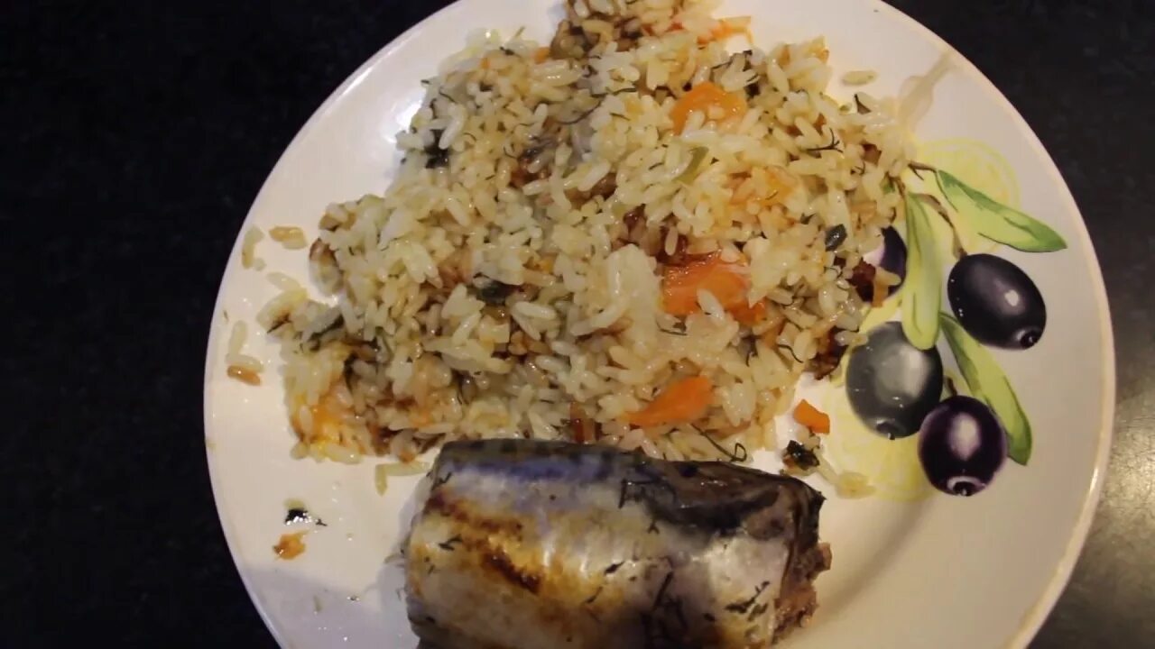 Скумбрия с рисом и овощами. Скумбрия с рисом. скумбрия с рисом в духовке. скумбрия в духовке с рисом и овощами. скумбрия с рисом на сковороде.