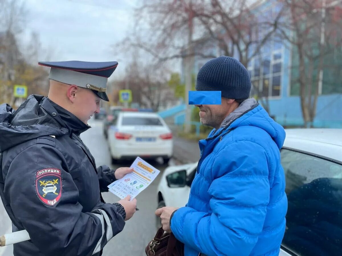 Просьба инспектор. Просьба инспектор. Граждане понятые это. Полицейский останавливает водителя. Дпс 74.