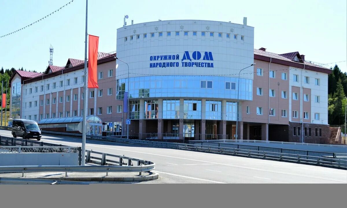 Кдц октябрь ханты-мансийск. Государственная библиотека югры ханты-мансийск. Дк сибирь. Ханты-мансийск культурно-досуговый центр. Ханты дом культуры.