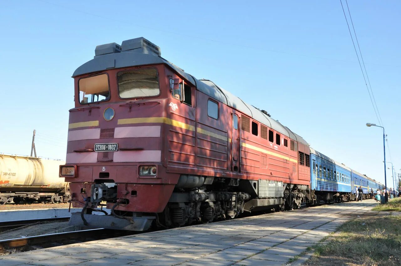 2тэ116 - 1602. Тепловоз 2тэ116 1602. РЖД .станция ,Владиславовка. Владиславовка Крым ЖД. Прибытие поездов владиславовка