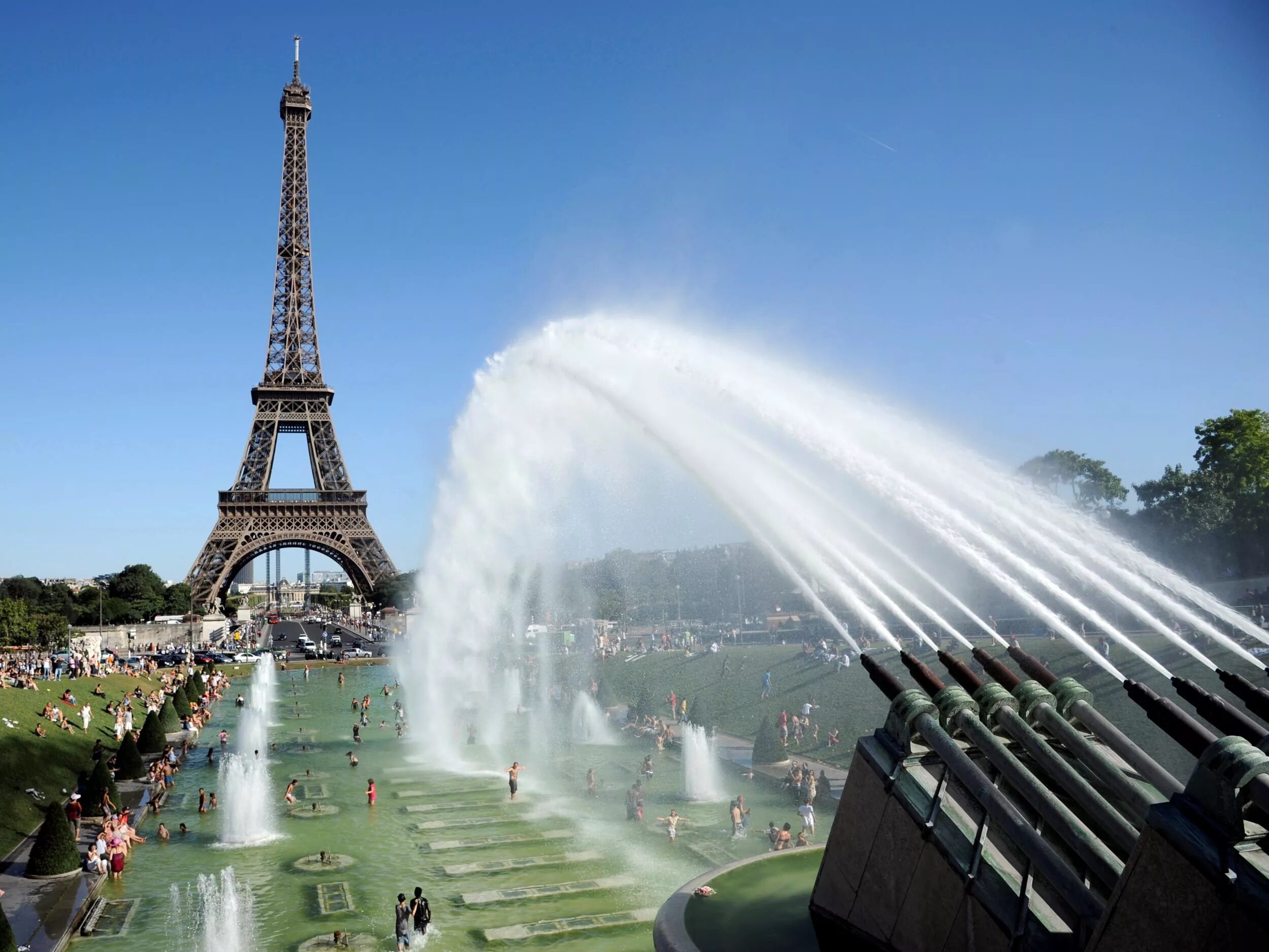 Франция Париж Эйфелева башня фонтан. Варшавский фонтан в Париже. Фонтаны Трокадеро перед Эйфелевой башней.