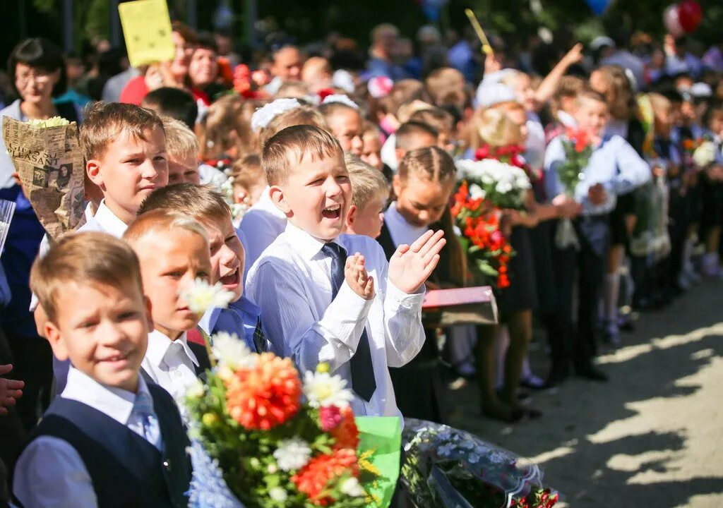 Школьная линейка. Линейка в школе. 1 Сентября линейка в школе. Школьники на линейке в школе.