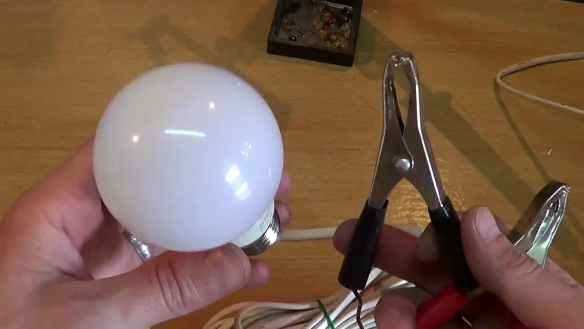 Поделки из лампочек. Как можно сделать лампочку. Переделка светодиодной лампы с 220 на 36 вольт. Лампа для солей. Робот из лампочек своими руками.