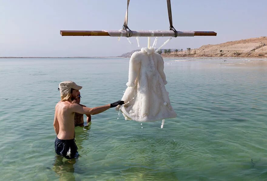 Мертвое море человек на воде. Сигалит Ландау. Сигалит Ландау художница. Дно мертвого моря. Сигалит Ландау платье.