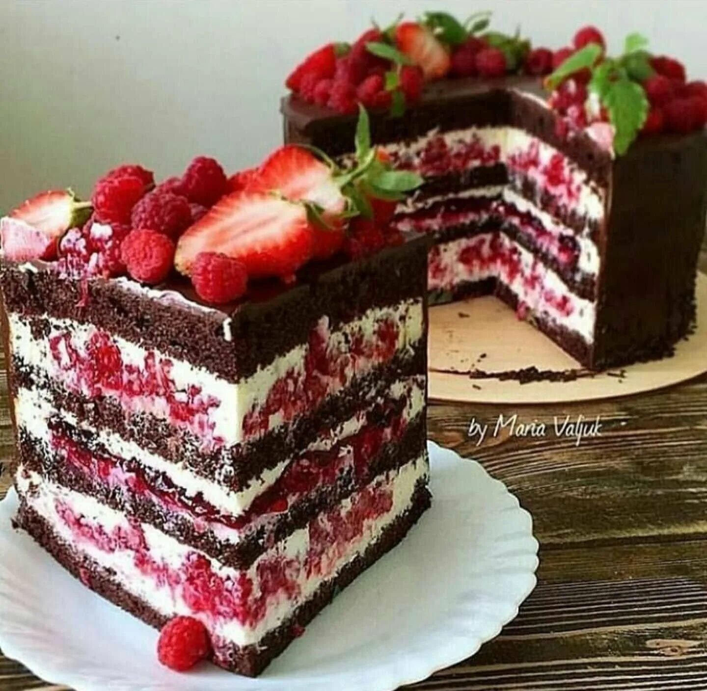 Найдите и исправьте ошибку самый вкуснейший торт. Маковый торт с малиной. шоколадно вишневый торт. торт манго малина мак. шоколадно малиновый торт.