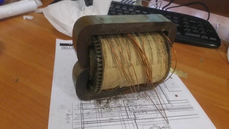 Намотчик катушек трансформаторов. Высоковольтные трансформаторы на феррите. Трансформатор ручной. Намотка катушек индуктивности. H024 ферритовая катушка.