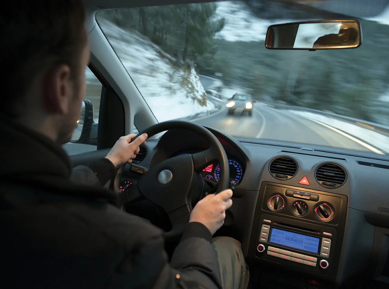 За рулем автомобиля. Водитель за рулем. Человек едет в машине. Ехать на машине без руля. Ехать на машине без руля.