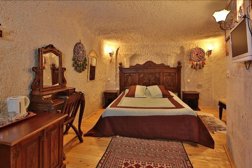 Travel inn. Travel Inn Cave Hotel. Goreme Palace Cave Suites. Пещера отель комфорт. Гостиница пещера Алушта.