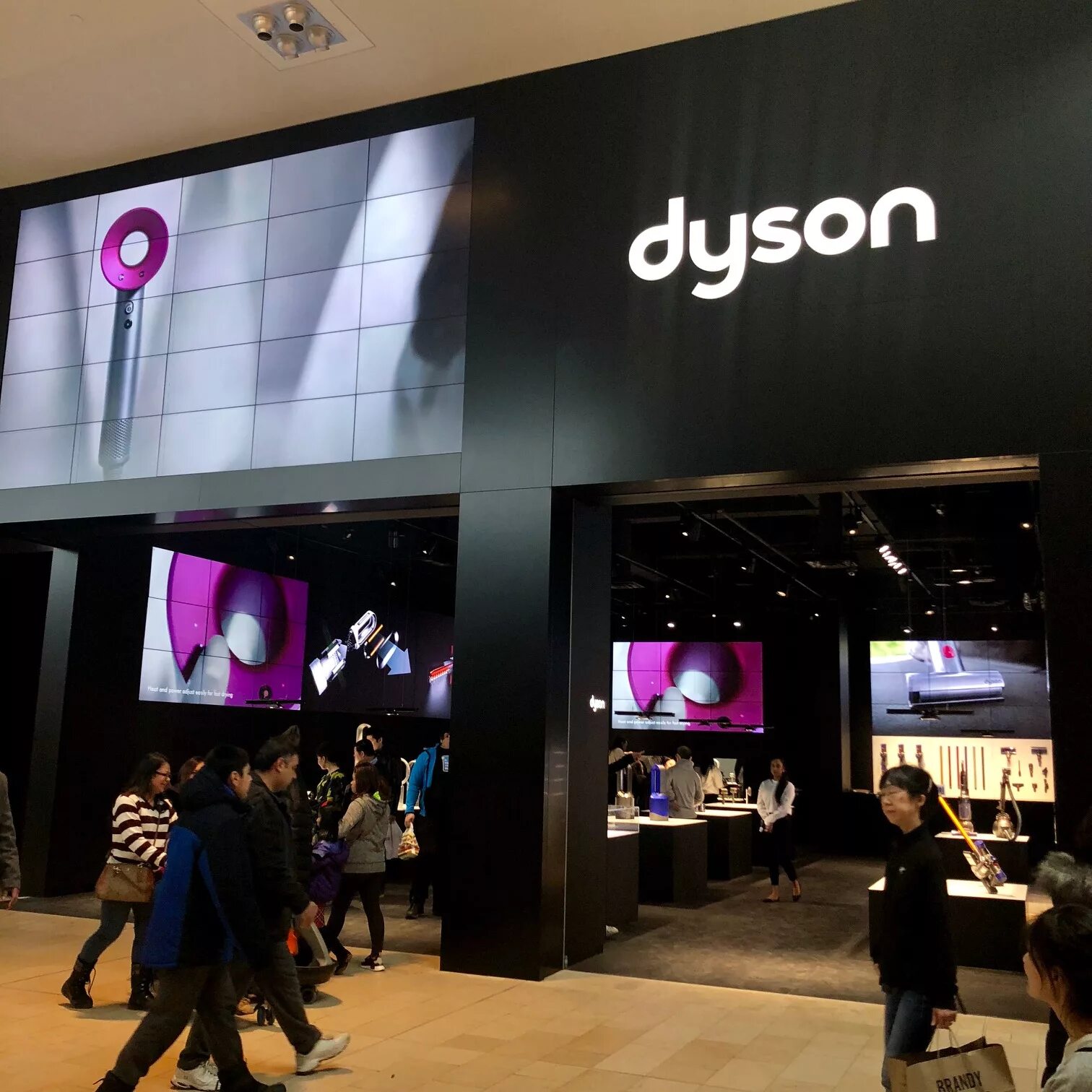 Dyson store. Дайсон в стамбуле. Магазин дайсон в москве адреса. Dyson история компании. Dyson магазины в москве.