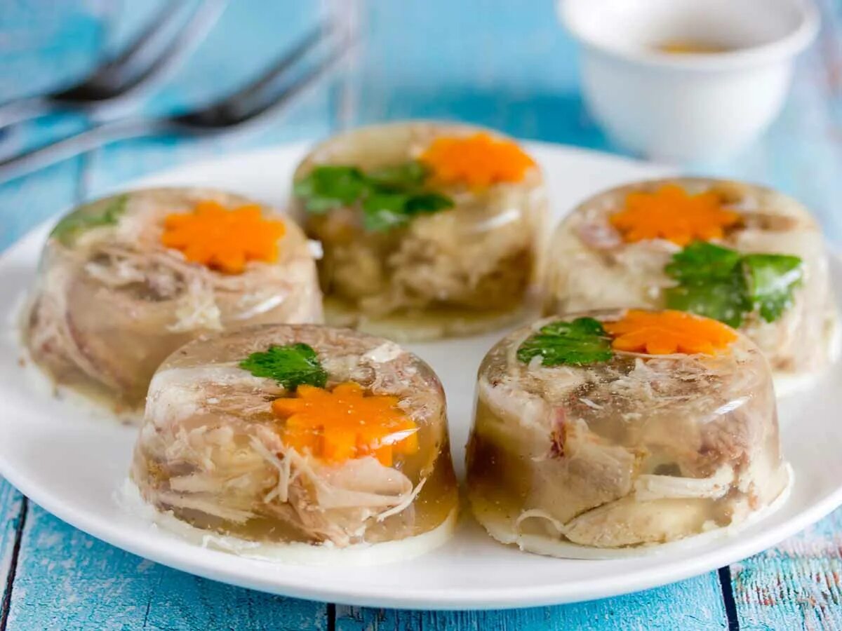 Как сделать заливное из курицы. Холодец с курицей. заливное из курицы. заливное порционное. заливное из курицы с желатином.