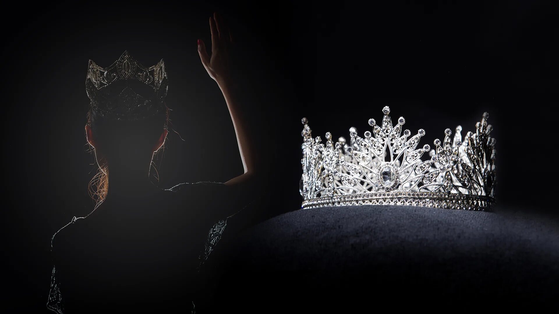 Корона принцесса. Тронный зал злой королевы. Корона на темном фоне. Queen надпись. Корона мисс вселенная.