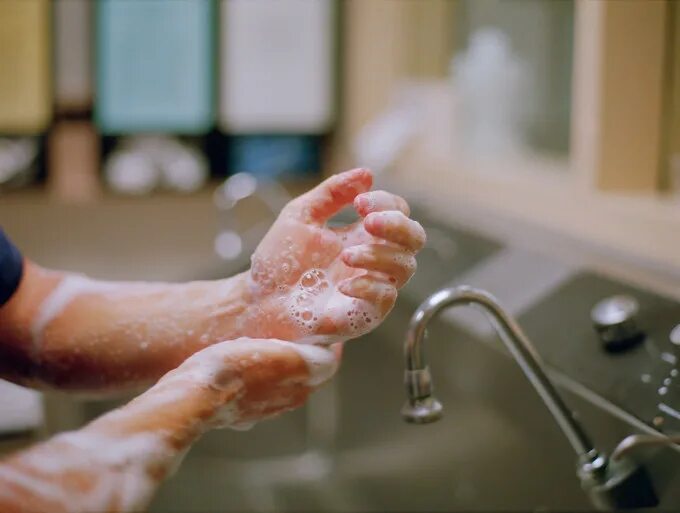 Мытье жесткой водой. Асептика мытье рук. Гигиена в медицине. Мытьё рук до локтей. Медработник моет руки.