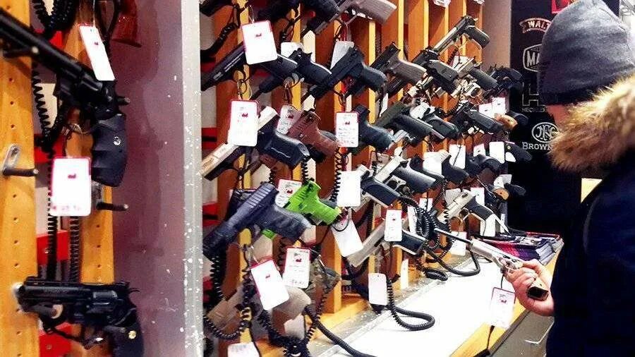 Ограбление магазина. Ограбление магазина оружия. Ограбил оружейный магазин. Американские оружейные магазины. Ограбление магазина.