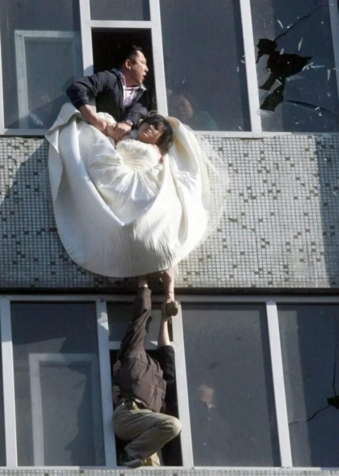 Прикольные свадебные фотосессии. Помог сбежать от жениха и получил. Жених плачет на свадьбе. Жених убегает от невесты картинки. Жених сбежал со свадьбы.