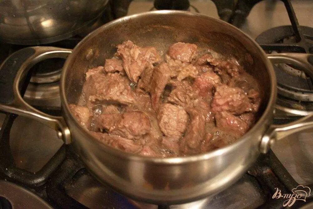 Сколько варить говядину чтобы стала мягкой. Мясо в кастрюле. Мясо варится в кастрюле. Мясо в сотейнике. Кусочки мяса в кастрюле.