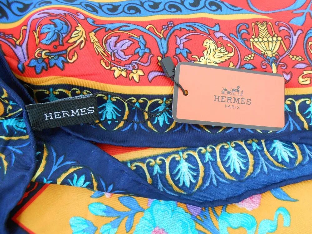 Обработка платков. Hermes Paris платки 100 Silk. Гермес платок 2023. Hermes Paris шарф. Платок Hermes Фубао.